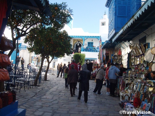2011年1月、チュニジアで発生した民主化デモは中東地域におよび、渡航情報の引き上げにあわせて日本発ツアーは中止。地中海クルーズもコース変更などを余儀なくされた。写真はチュニジアのシディ・ブ・サイド。チュニジアは7月に主要観光地域の渡航情報が引き下げられた。10月撮影時、観光客が戻りつつある