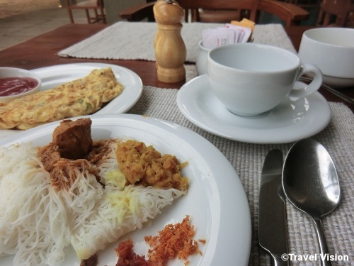 ネゴンボのホテル、ジェットウィング・ブルーの朝食。朝からブッフェにはいろいろな種類のカレーが並ぶ。これはストリング・ホッパーと呼ばれる米粉を型から絞り出して蒸したものにダル・カレー（豆のカレー）をかけたもの
