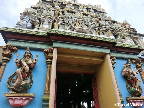 スリランカで最初にできたシバ神の寺、コネスワラム寺院。鮮やかな色合いのヒンズーの神々