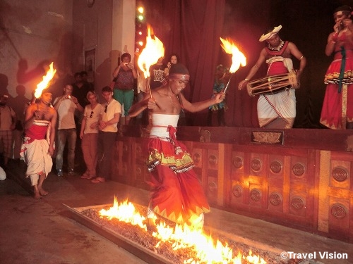 キャンディアン・ダンスは、スリランカ各地の民族舞踊のほか皿回しなども。最後を飾る火渡りの儀式は、火の粉が飛ぶほどで息を飲む