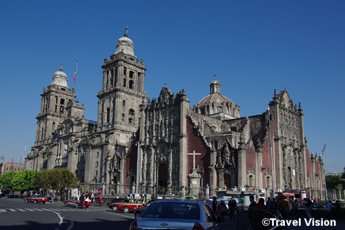 メキシコシティの中心地ともいえるカテドラル。100年以上の歳月をかけ、1681年に完成した。他にも国立人類学博物館や聖母信仰のグアダルーペ寺院など、市内や郊外には見どころは多い