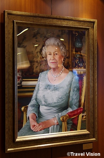 QEの船内には、ゴッド・マザーである英国女王エリザベス2世の肖像画が飾られている