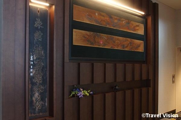 旅館龍名館本店は、作家の幸田文が小説内に登場させたほか、画家の伊東深水や川村曼舟らも通った伝統ある旅館。ホテルのエントランスには旅館時代の看板を飾る