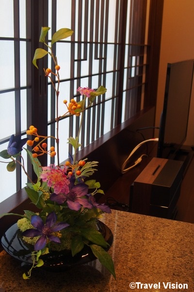 客室には随所に造花や生花が飾られており、和の雰囲気を演出している