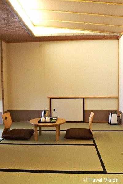 茶室風の数寄屋造りは8畳。正方形の部屋には京大工の技が詰まっている。天井にも注目