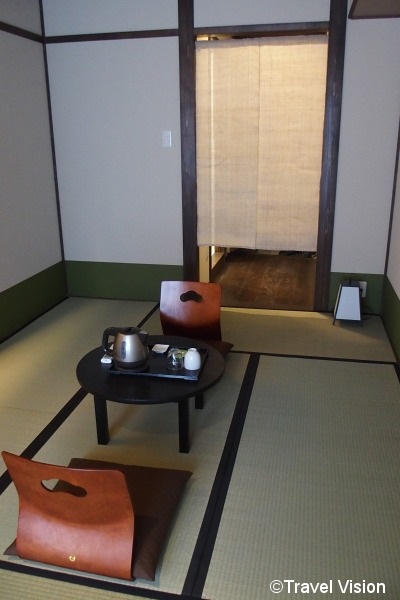 書院造りの6畳の部屋。書院造り、町家造りは入り口にのれんを配し、中がそのまま見えないように工夫している。京都の和の雰囲気を提供するため、全室あえてテレビは設置していない