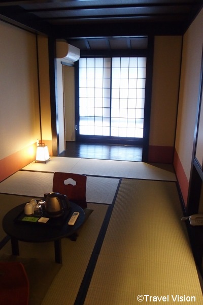 京町家づくりの7.5畳の部屋。外国人のニーズに応え、明かりは間接照明を利用。やや暗めで落ち着いた印象にした