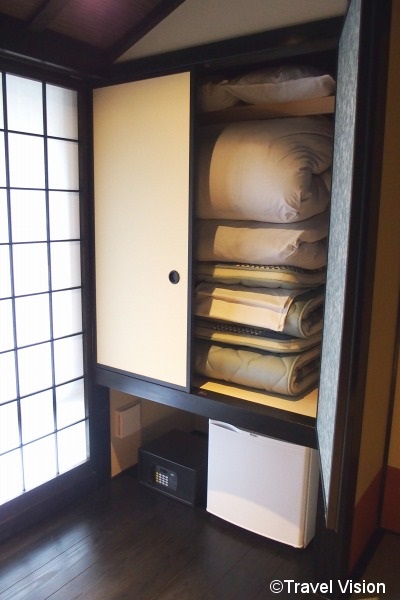 日本の生活文化を体験してもらうため、布団はセルフサービスに。外国人の「あまり部屋に入られたくない」というニーズにも対応