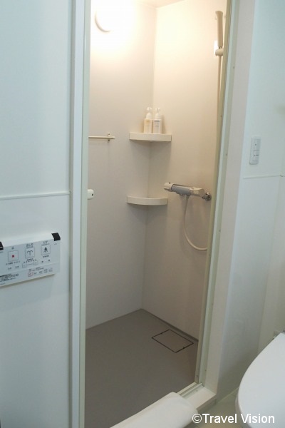 一部バスタブ付きの部屋もあるが、訪日客の傾向を踏まえ、基本としてシンプルなシャワールームを用意した