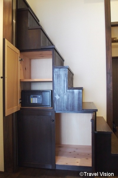 階段は収納スペース付きの「箱階段」。コンパクトな京町家におなじみの階段の中には金庫を置いた