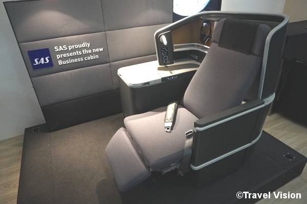 新たなビジネスクラスシートの「SAS Business」。アジア路線に導入する新たなA340-330型機では、スタッガード式の1-2-1配列で40席を設ける。座席数は6席減らした
