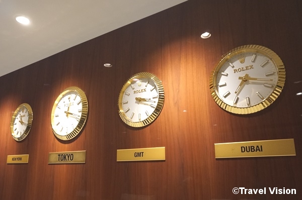 ロレックス製の壁掛け時計が並ぶ。「エミレーツ・ラウンジ」で使用する時計はロレックス製で統一しているという