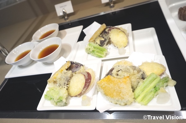 本格的な天ぷらも食べられる。日本料理はそのほか、握り寿司なども提供する