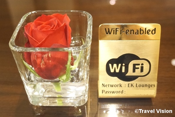 WiFiサービスも無料で提供。テーブル上にネットワーク名とパスワードが示されている