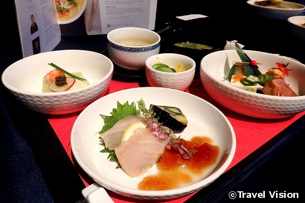 機内食は、路線ごとに地域色を取り入れたメニューを提供。例えば、成田発便のメニューは、農家から直接仕入れたオーガニック野菜を利用しているという