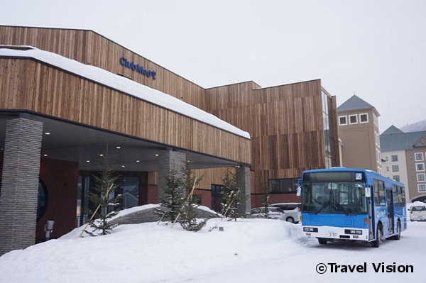 「クラブメッド北海道トマム」は新千歳空港からJRの急行で55分、帯広空港からは高速バスで40分。最寄りのJRトマム駅からは送迎バスが運行する