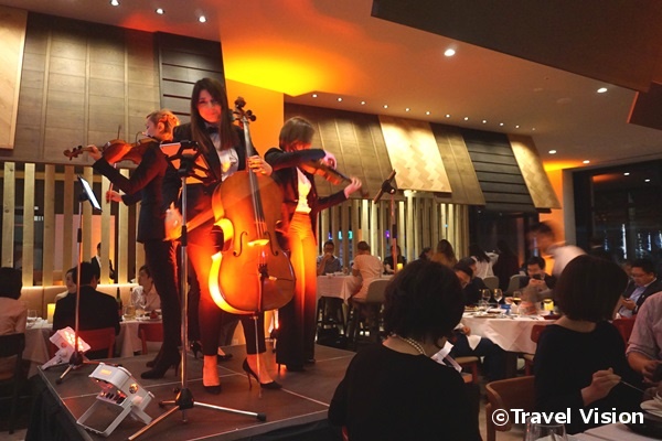 「ITARA」は約950席。ディナータイムには外国人ミュージシャンが登場して生演奏を披露する