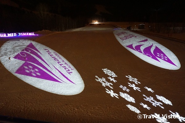 夜のゲレンデ。「クラブメッド北海道トマム」のロゴマークや雪の結晶が投影される