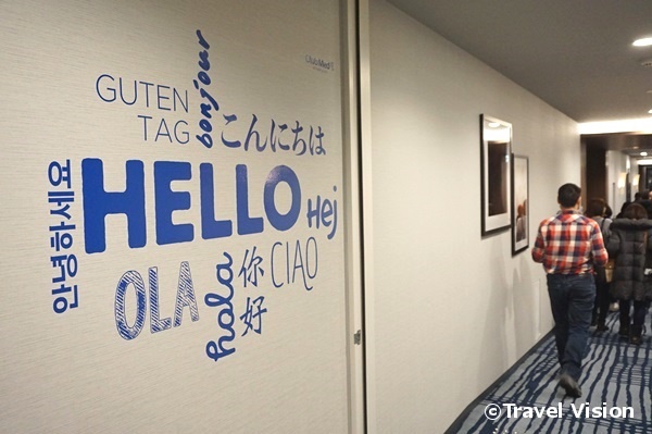 レセプション近くの廊下の壁には、英語をはじめとする各国語の挨拶が。冬季の利用客は9割近くが外国人となる見込み