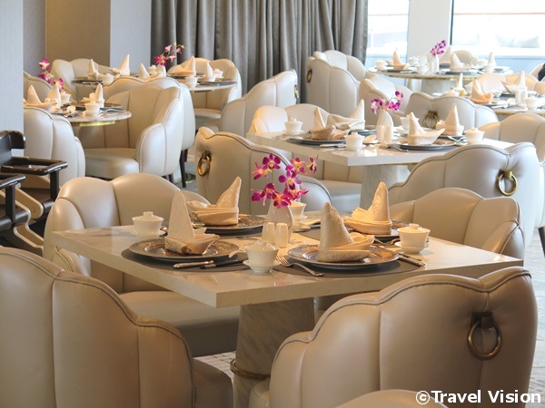 パレスの乗船客専用のレストラン。テーブルもゆとりの配置でワンランク上の空間を提供