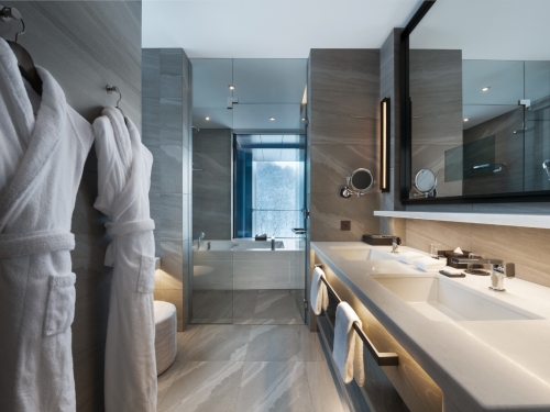 バスルームには、ダブルシンクの洗面化粧台、レインシャワーとバスタブで広々したスペースを利用できる