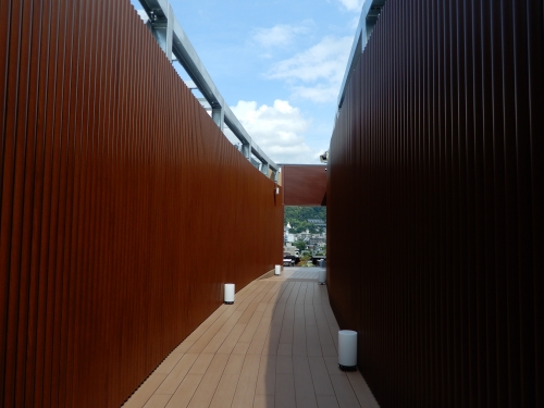 屋上視界の広がる「空庭テラス」に続く「天空の回廊」。京都の小路を抜けるようなイメージを作っている