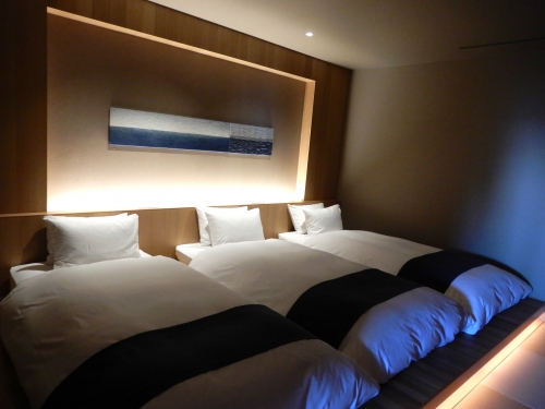 特別室は2室のみで、露天風呂付き、6名定員。日本ベッドと星野リゾートが共同開発した「ふわくもスリープ」の寝心地のよいベッドが並ぶ寝室が2つ