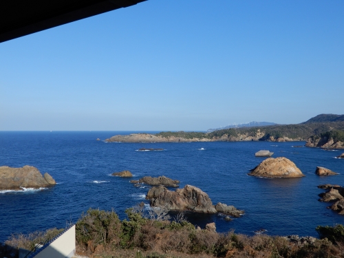 海側の部屋のテラスからの眺め。日本海の青い海に浮かぶ島影が美しい