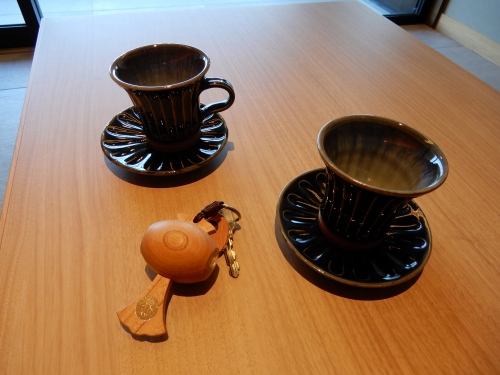 客室のコーヒーカップは石州嶋田窯の石見焼。キーホルダーは打出の小槌をかたどったオリジナル