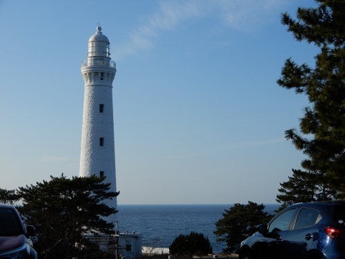 界 出雲から日御碕灯台までは歩いて５分ほど。石造りで日本一の高さを誇る白亜の灯台だ