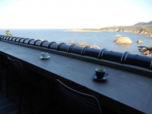 トラベルライブラリーに併設された「かわたれテラス」では飲み物を片手に美しい海に見とれる