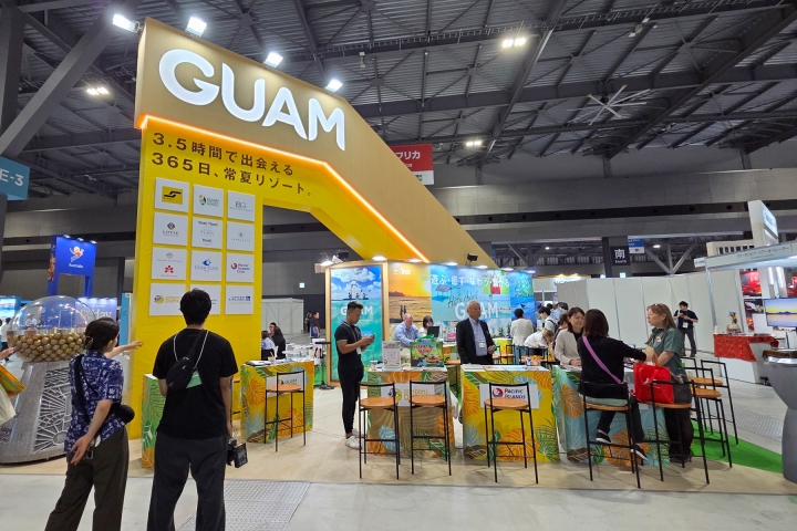 黄色が印象的なグアムのブース。土曜日にはドラマ『私があなたといる理由 ~グアムを訪れた3組の男女の1週間~』のキャストによるスペシャルトークショーを実施