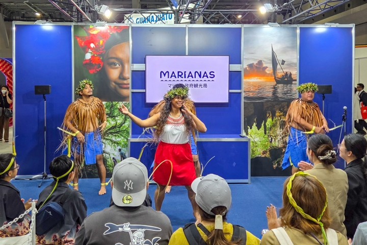 青が印象的なマリアナのブースでは、ココナッツウィービング体験や伝統ダンスのパフォーマンスが披露された