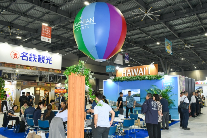 気球が印象的なハワイのブースでは、最新情報を提供する無料セミナーを旅行会社やホテルなどが開催。事前予約者にはプレゼントを贈呈