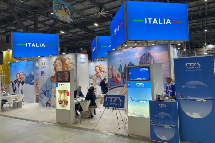 イタリアはキービジュアルの『ヴィーナスの誕生』をモチーフにした青いブース。さまざまな姿のヴィーナスが特徴的だ