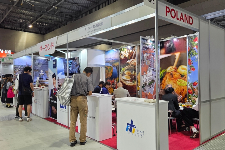 ポーランドブースにはLOTポーランド航空も参加。城などの観光地に加え、食事のポスターが人気だった