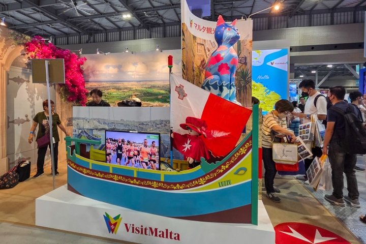 マルタのブースでは猫にプレイモービルのマルタ騎士団がフォトスポットに。中では騎士団の衣装体験も