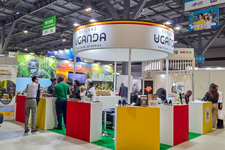 ウガンダブースは動物推し。マウンテンゴリラをはじめさまざまな動物の写真やフィギュアが飾られていた