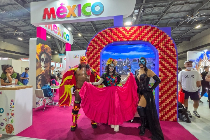 メキシコブースではメキシコのプロレス「ルチャ・リブレ」の選手たちがお出迎え。特徴的な「死者の日」の服装の女性も