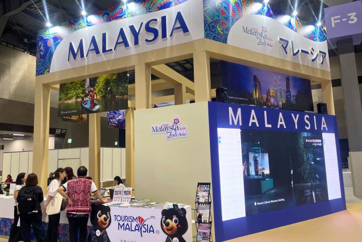 マレーシアは「マレーシア観光年2026」の公式マスコット、ウィラとマンジャがお出迎え。土日にはグリーティングも