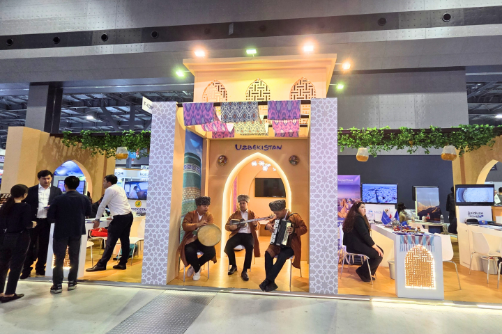 ウズベキスタンのブース。伝統音楽の演奏に加え、伝統舞踊も披露された
