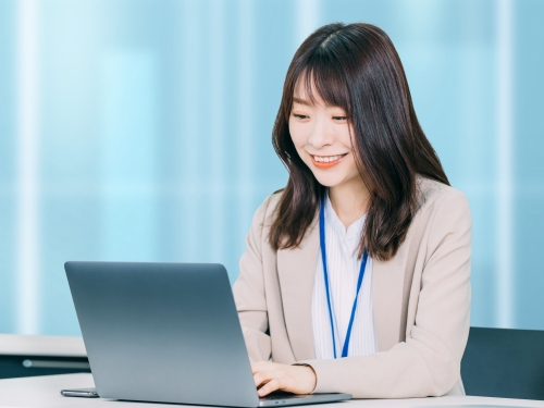 /recruit/images/綺麗で真新しい好立地にオフィスを構え、ＪＲ大阪駅直結で通勤も便利です。