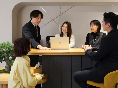 /recruit/images/3名の組織から現在は17名へ成長。 広告代理店役員、不動産リゾート開発責任者、日系航空会社客室乗務員(MGR層)など多彩な経歴を持つ”旅好き”のメンバーが集まっています。