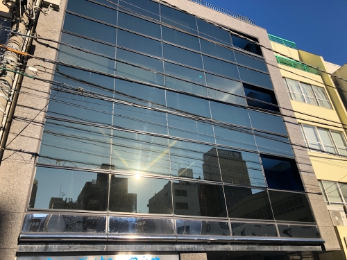 /recruit/images/7階建てのビル内の6階が営業事務所になっています。接客スペースもあります。